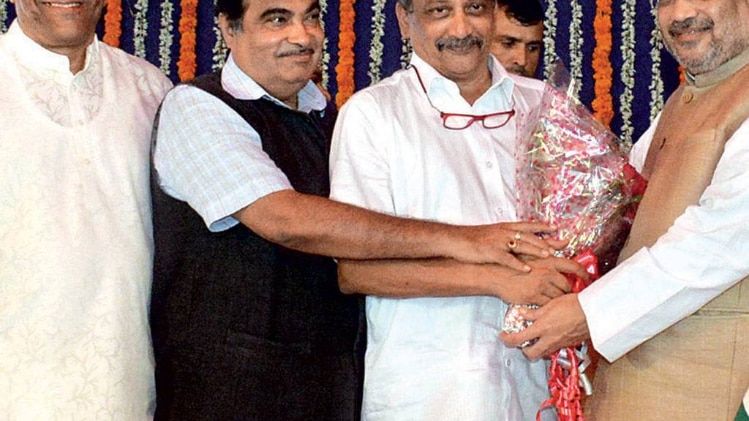 मनोहर पर्रीकर मुख्यमंत्री पद की शपथ लेने के बाद भाजपा नेताओं के साथ