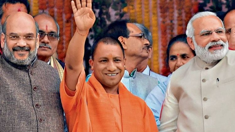 अमित शाह और प्रधानमंत्री के बीच योगी आदित्यनाथ