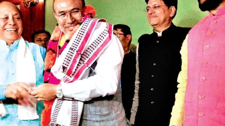 मिली कुर्सी नवनिर्वाचित मुख्यमंत्री एन. बीरेन सिंह बीजेपी नेताओं के साथ