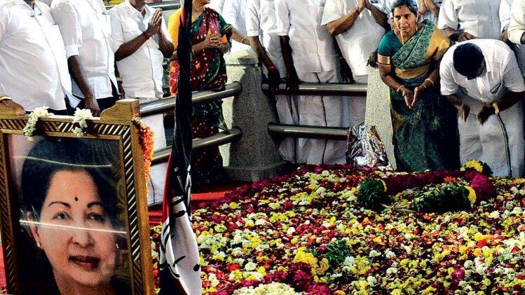 ओ. पन्नीरसेल्वम और दीपा जयकुमार मरीना बीच पर