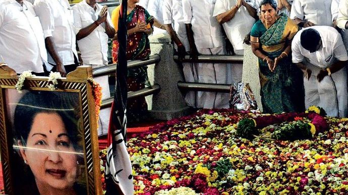 ओ. पन्नीरसेल्वम और दीपा जयकुमार मरीना बीच पर