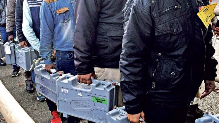 भरोसा डिगा उत्तर प्रदेश के एक मतगणना केंद्र पर ले जाए जाते ईवीएम