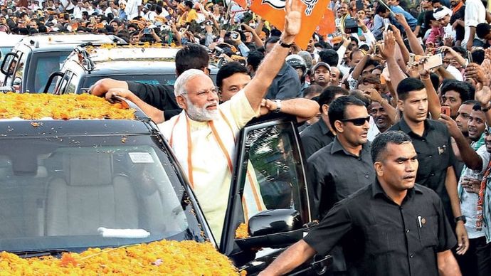 रोड शोः भुवनेश्वर पहुंचे पीएम मोदी के रोड शो में उमड़ी भीड़