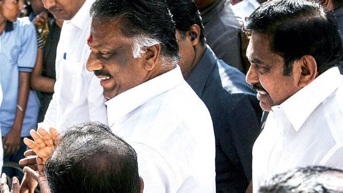पन्नीसेल्वम (बाएं) मुख्यमंत्री पलानी सामी के साथ