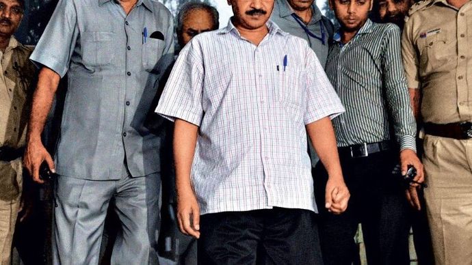 मशीन में गड़बड़ है दिल्ली में 14 अप्रैल को चुनाव आयोग के अधिकारियों से मुलाकात के बाद केजरीवाल