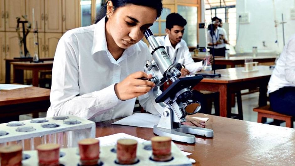 यूनिवर्सिटी लैब में छात्र