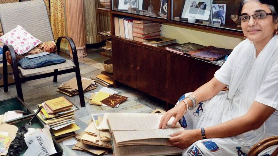 भोपाल के अपने फ्लैट में पिता की सहेजी सामग्री को छांटतीं नगीन तनवीर