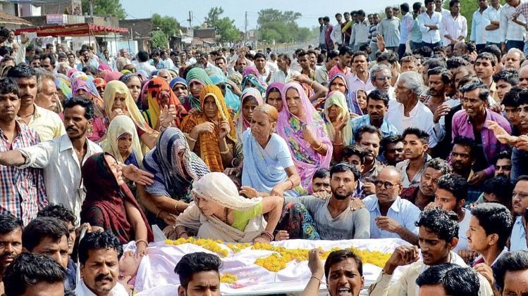 मंदसौर में पुलिस गोलीबारी में मारे गए किसान का शव रखकर प्रदर्शन करते किसान