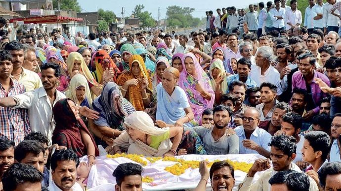 मंदसौर में पुलिस गोलीबारी में मारे गए किसान का शव रखकर प्रदर्शन करते किसान