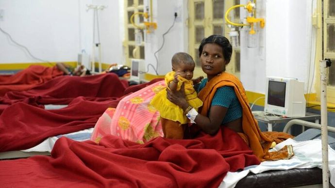 बिलासपुर के पेंडारी में नसबंदी के बाद अस्पताल में भर्ती एक महिला