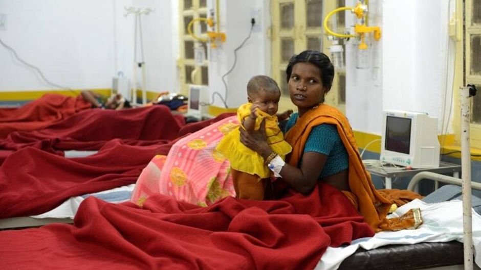 बिलासपुर के पेंडारी में नसबंदी के बाद अस्पताल में भर्ती एक महिला