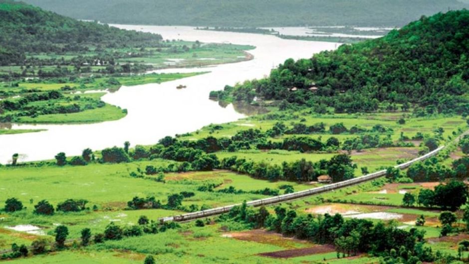 महाराष्ट्र के चिपलूं में कोंकण रेलवे सर्पिलाकार वशिष्ठी नदी के किनारे से गुजरती हुई