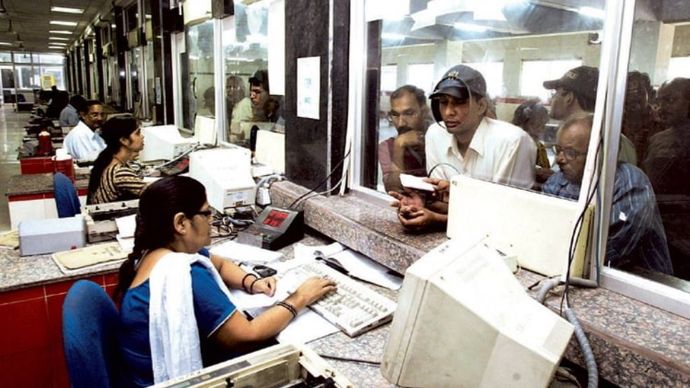 कतार में लगकर टिकट कटवाना बहुत झमेले का काम था