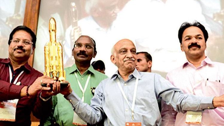 इसरो के चेयरमैन ए एस किरण 2017 में उपग्हर प्रक्षेपण के बाद