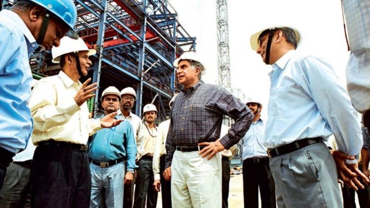 फौलादी कदम जमशेदपुर में कर्मचारियों के साथ रतन टाटा