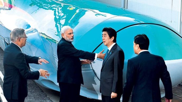 प्रधानमंत्री नरेन्द्र मोदी और शिंजो अबे कावासाकी हेवी इंडस्ट्री के कारखाने में