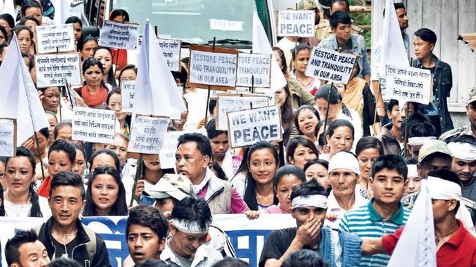 सिलीगुड़ी के पास मिरिक में तृणमूल समर्थकों के साथ सामान्य जनजीवन बहाल करने की अपील करते लोग