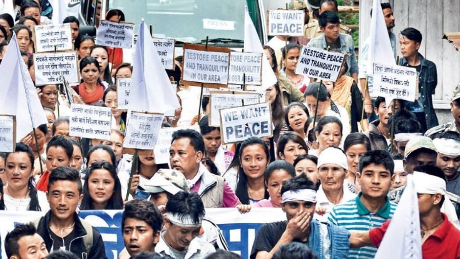 सिलीगुड़ी के पास मिरिक में तृणमूल समर्थकों के साथ सामान्य जनजीवन बहाल करने की अपील करते लोग