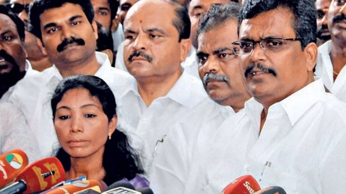 मुखरः शशिकला समर्थक विधायक मीडिया से मुखातिब