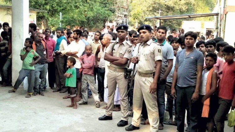 दहलीज पर अन्यायः बाढ़ के कोर्ट परिसर में गोलीबारी के बाद जमा भीड़ और गुड्डू का शव (इनसेट में)