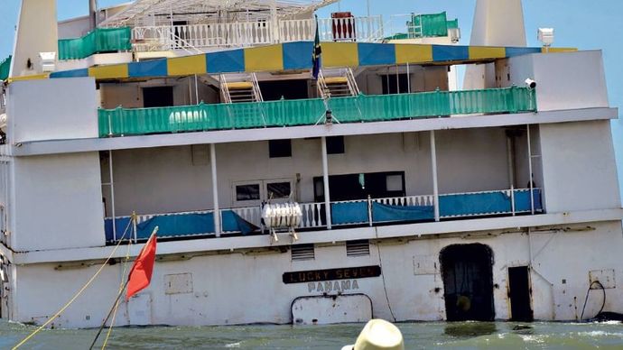 अंत की ओरः एमवी लकी सेवन मिरामार बीच पर डूबता हुआ