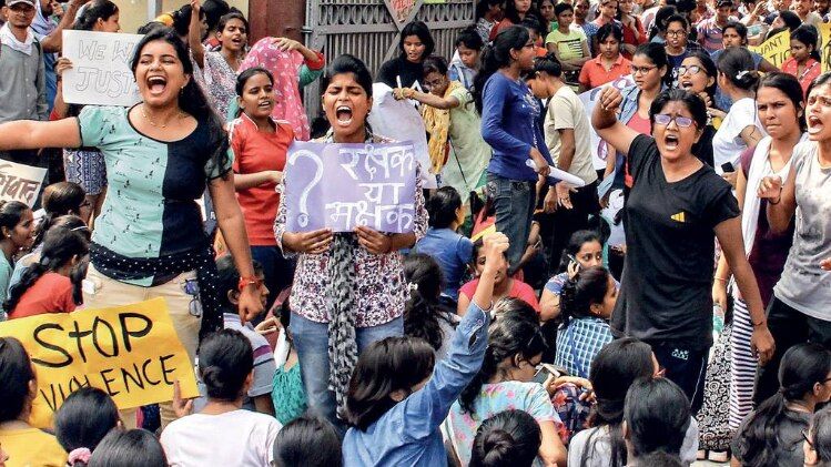 आधी आबादी का दम बीएचयू के सिंह द्वार पर प्रदर्शन करतीं छात्राएं