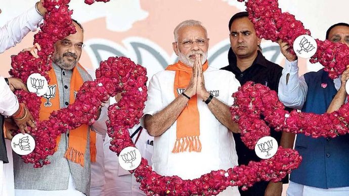 ताकत की मालाः 16 अक्तूबर को गुजरात गौरव सम्मेलन में प्रधानमंत्री के साथ अमित शाह और विजय रूपाणी