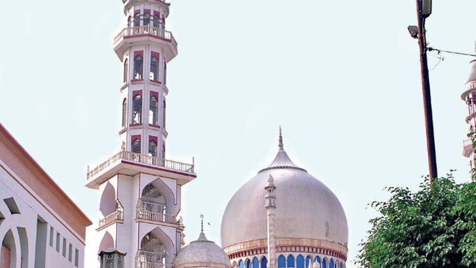 फतवों का गढ़ दारुल उलूम देवबंद के प्रवेश द्वार पर स्थित मस्जिद-ए-रशीदिया