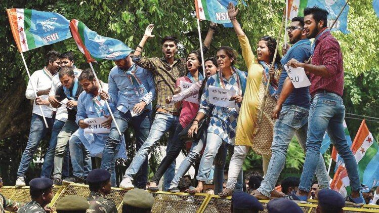 युवा जोश बीएचयू में छात्राओं पर लाठीचार्ज के खिलाफ दिल्ली में प्रदर्शन करते एनएसयूआइ के छात्र