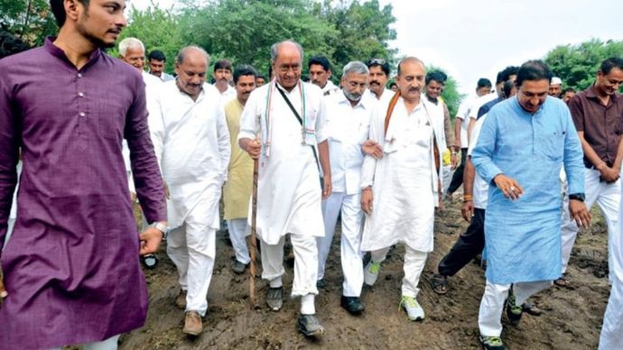 राजनीति की जमीन पदयात्रा के दौरान एक पड़ाव पर पहुंचे दिग्विजय सिंह सहयोगियों के साथ