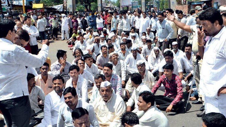 हल चलाना बंद शोलापुर में कृषि उपज मंडी समिति के दफ्तर के सामने किसानों का प्रदर्शन