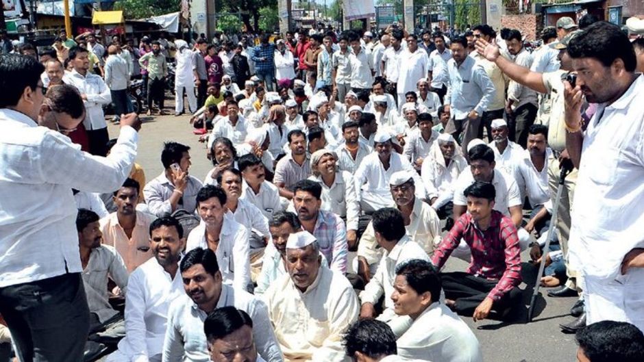 हल चलाना बंद शोलापुर में कृषि उपज मंडी समिति के दफ्तर के सामने किसानों का प्रदर्शन