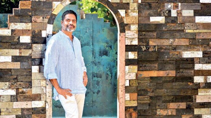 शून्य घर सुदर्शन शेट्टी की इस प्रदर्शनी में चार इंस्टालेशन और एक घंटे की एक फिल्म है