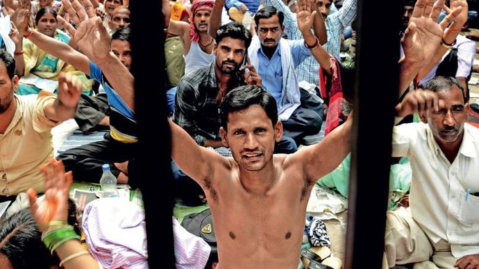 दुर्दशा का प्रदर्शन: उत्तर प्रदेश के शिक्षा मित्र दिल्ली में जंतर मंतर पर प्रदर्शन करते हुए