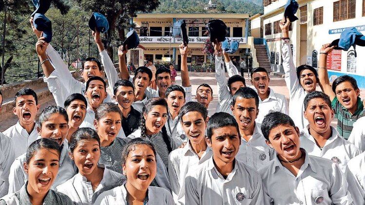 शिक्षा की लौ हिमाचल के जाबली में एक सरकारी सीनियर सेकेंडरी स्कूल के छात्र