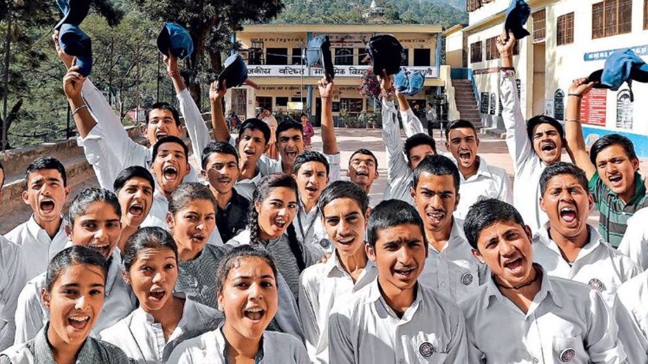 शिक्षा की लौ हिमाचल के जाबली में एक सरकारी सीनियर सेकेंडरी स्कूल के छात्र