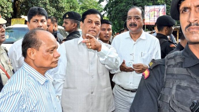 सफाई अभियान असम के मुख्यमंत्री सोनोवाल सरकारी अफसरों के साथ