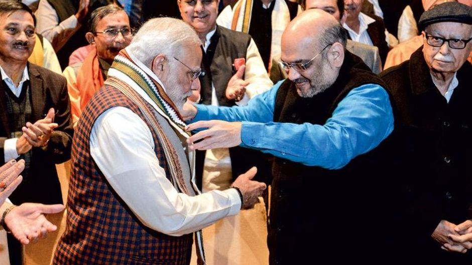 गुजरात और हिमाचल विजय के बाद भाजपा संसदीय दल की बैठक में नरेंद्र मोदी का स्वागत करते अमित शाह