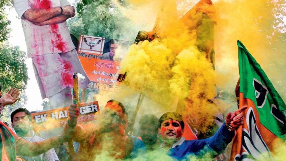 चुनावी जीत के बाद दिल्ली में पार्टी मुख्यालय पर जश्न मनाते कार्यकर्ता