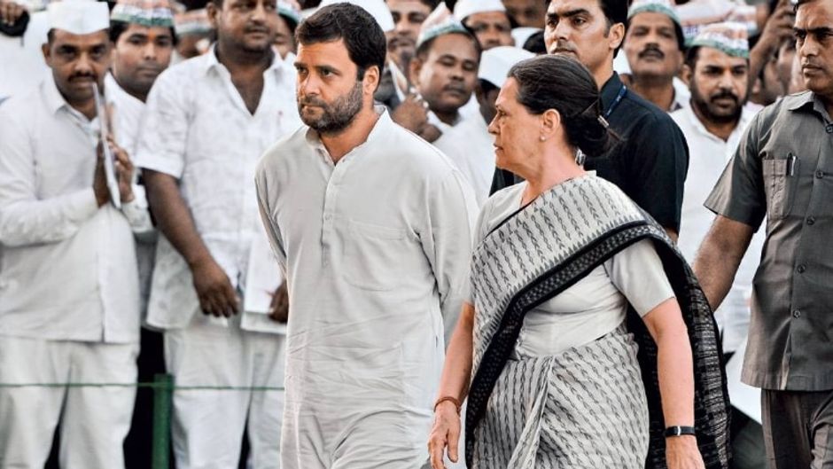 राहुल गांधी, सोनिया गांधी के साथ