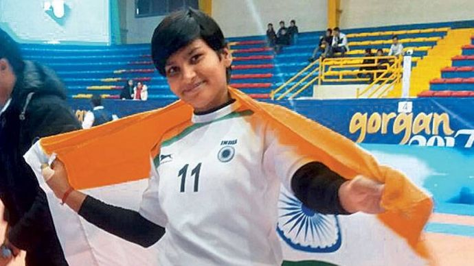 ईरान में जीत के बाद राष्ट्र ध्वज लिए शमा परवीन