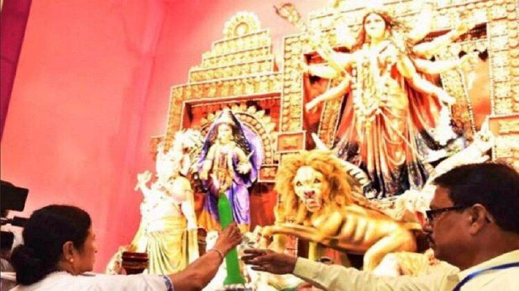 दुर्गा पूजा पंडाल में ममता बनर्जी