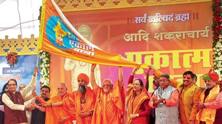 धर्म ध्वजा एकात्म यात्रा के दौरान मुख्यमंत्री शिवराज सिंह संतों के साथ