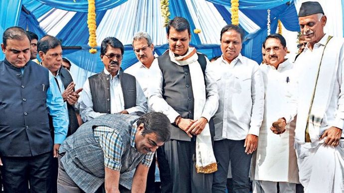 उलटा तीर इंटरनेशनल क्रूज टर्मिनल की आधारशिला रखते नितिन गडकरी और देवेंद्र फडऩवीस