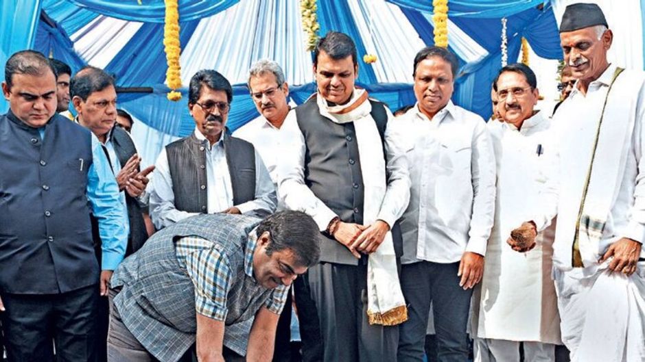 उलटा तीर इंटरनेशनल क्रूज टर्मिनल की आधारशिला रखते नितिन गडकरी और देवेंद्र फडऩवीस