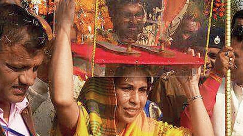 आदि शंकराचार्य की चरण पादुकाएं सिर पर रख आफत में फंसी कलेक्टर