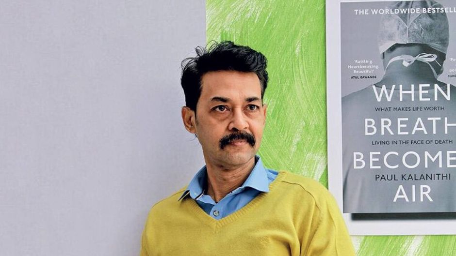 डॉ. बृजेश्वर सिंह ने रात को सर्जरी के दौरान बीच के लम्हों में पॉल कलानिधि पर नाटक लिख डाला