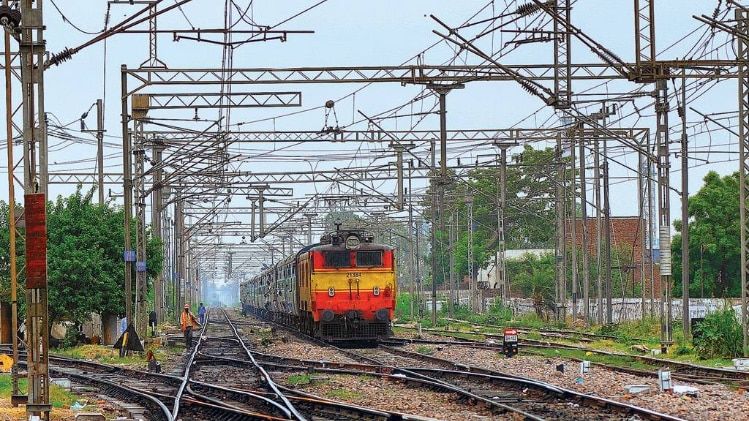चुनौतीभरा सफरः भारतीय रेल के सामने आर्थिक सेहत सुधारने की चुनौती है