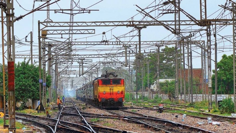 चुनौतीभरा सफरः भारतीय रेल के सामने आर्थिक सेहत सुधारने की चुनौती है