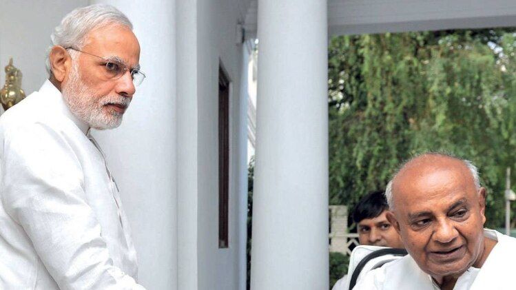 एक-दूसरे का सहारा दिल्ली में प्रधानमंत्री नरेंद्र मोदी और देवेगौड़ा की मुलाकात की पुरानी तस्वीर